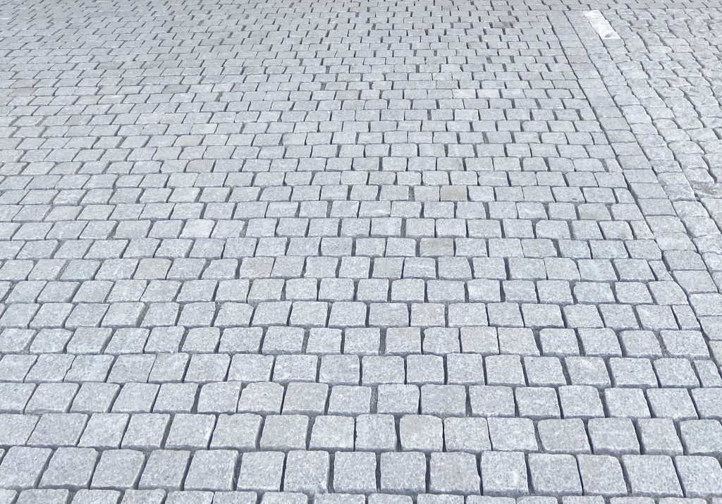 portugisisk smågatsten lagd i rader utanför en entre